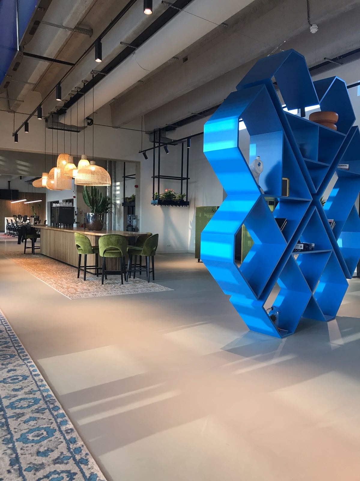 Industrieel interieur met een blauwe sculpturale kast