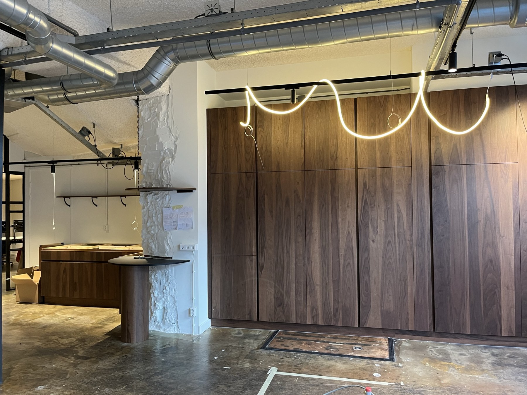 Houten wand met speelse gebogen verlichting