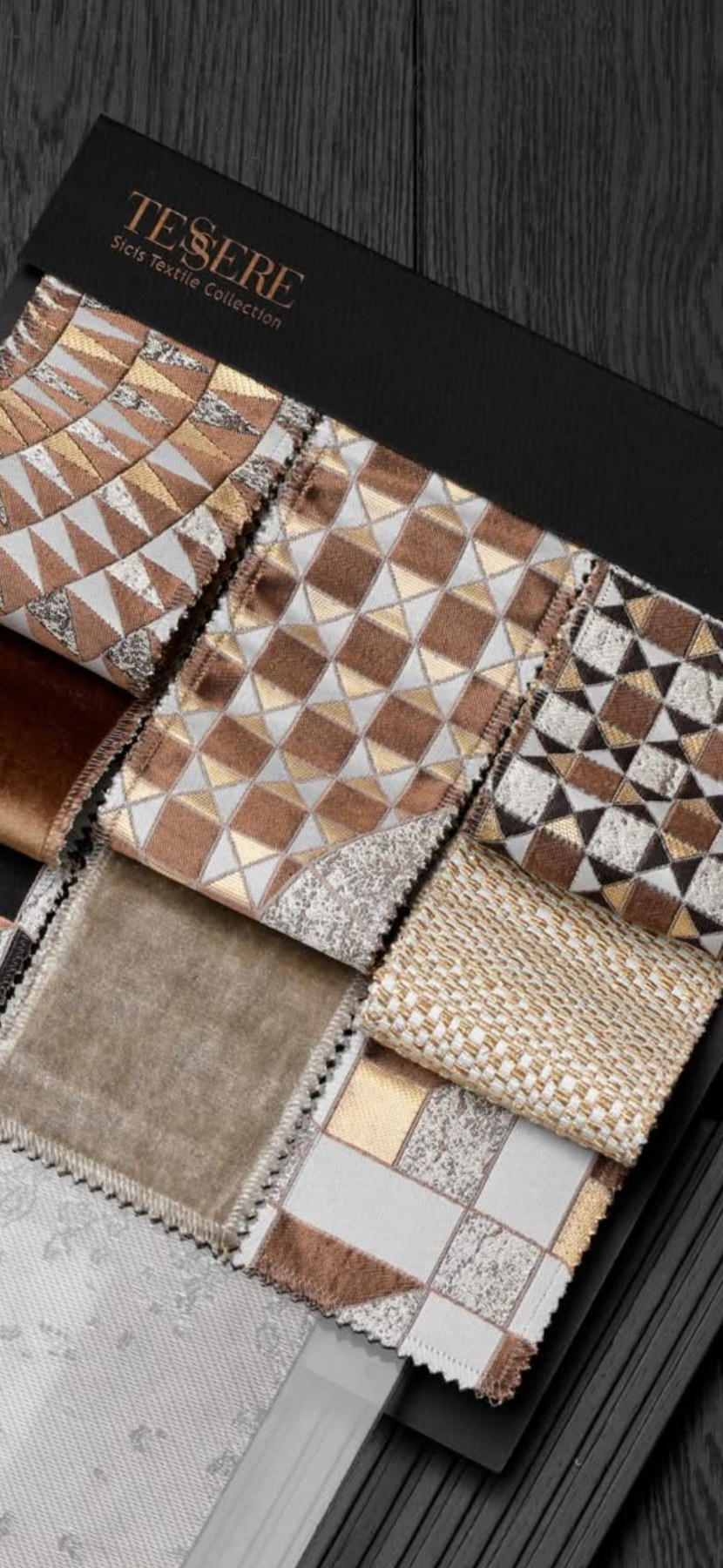 Textielstalen met geometrische patronen in warme kleuren